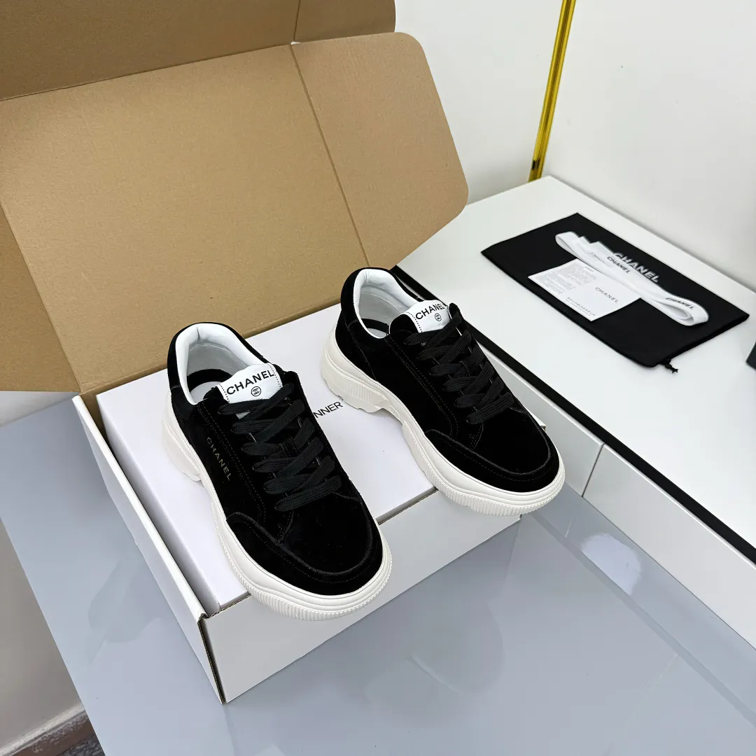 👟👟Ex-factory price 620👟👟 Chanel bread shoes ~ original calfskin panda shoes Chanel 25C latest hot style panda black and white sports shoes casual sneakers Xiaoxiang hot item classic black and white panda color coco girls must pay Fabric: original custom mixed sheepskin lining: original imported breathable mesh lining outsole: Original molded rubber + TPU combination Size: Women's 35-41